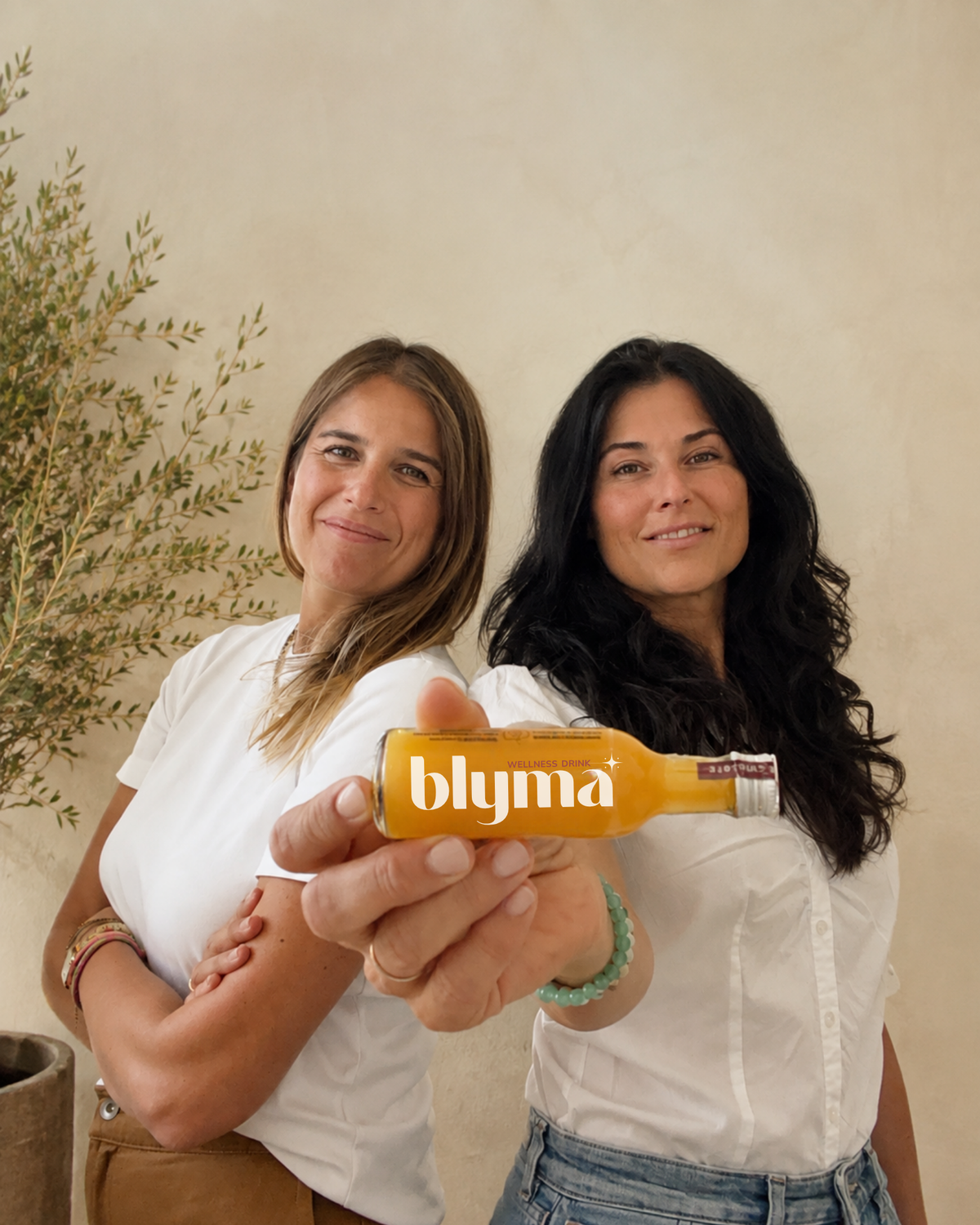 Marta y Lucía, fundadoras de Blyma, con un botellín